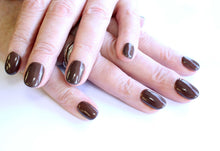 Charger l'image dans la galerie, NO. 2009 Hot Chocolate 4.5G
DESCRIPTION
Dark chocolate with a light sheen
Chocolat profond avec lustre léger
Colour Catalogue Catalogue de Couleur
Product Guide 
Please refer to your colour