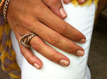 Load image into Gallery viewer, NO. 2065 Sweet Candy Breath 4.5G
DESCRIPTION
Soft candy pink
Rose bonbon doux
Colour Catalogue Catalogue de Couleur
Product Guide
Please refer to your colour sticks for the closest reflection o