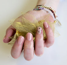 Charger l'image dans la galerie, 210 Spun out of Dreams 4.5G
DESCRIPTION
Creamy shade with a warm hint of peach and apricot
Colour Catalogue
Product Guide 
Please refer to your colour sticks for the closest reflection of