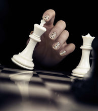 Charger l'image dans la galerie, 212 Jewelled Opulence 4.5G
DESCRIPTION
Glitter with metallic black and gold particles
Colour CatalogueProduct Guide 
Please refer to your colour sticks for the closest reflection of colou