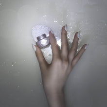 Charger l'image dans la galerie, 227 Snowflake Frosting 4.5G
DESCRIPTION
White infused with black flawless flakes
Colour Catalogue Product Guide 
Please refer to your colour sticks for the closest reflection of colour.