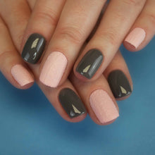 Charger l'image dans la galerie, 240 Marshmallow Crunch 4.5G
DESCRIPTION
Soft creamy pink with sandy particles, creating a rough textured gel
Colour CatalogueProduct Guide 
Please refer to your colour sticks for the clos