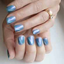 Load image into Gallery viewer, Evo Colour Misty
DESCRIPTION
Beautiful magnetic blue.
*Use the Evo magnet to lift and lighten the pigment
Bleu magnétique
*Utilise aimant EVO pour amplifier et diminuer les pigmens