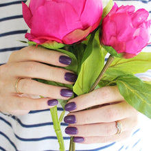 Load image into Gallery viewer, Evo Colour Roxanne
DESCRIPTION
Dark mysterious grape
Raisin profond mystérieux
Colour Catalogue Catalogue de CouleurProduct Guide 
Please refer to your colour sticks for the closest