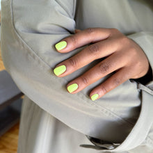 Charger l'image dans la galerie, Person wearing a light gray coat with a hand resting on the chest, showing green nail polish.