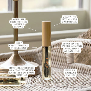 Cosmetic product with text highlighting its benefits on a neutral background