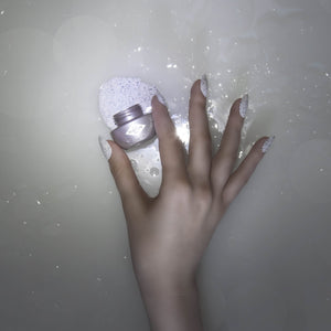 Gemini 14ml Nourishing Polish No. 227 Snowflake Frosting
DESCRIPTION
White infused with black flawless flakes
Blanc avec infusion de flocon noir
Colour Catalogue Catalogue de Couleur

Please refer to your colour sticks fo