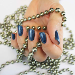 Evo Colour Amanda
DESCRIPTION
 Royal berry blue with fine sapphire blue glitter specks. 
** When using Evo Glitters please ensure you wipe &amp; refine the base application to prolon