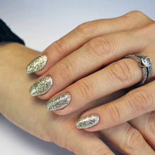 Charger l&#39;image dans la galerie, Evo Colour Anna-Mariè

DESCRIPTION 
Sturdy gold glitter fragments make this colour glint. A glamorous sensation, especially in twilight. 
** When using Evo Glitters please ensure you wip