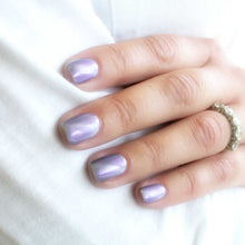 Charger l&#39;image dans la galerie, Evo Colour Atlanna

DESCRIPTION 
Delicate and mystical lilac   
*Use the Evo magnet to lift and lighten the pigment to create a holographic effect. 
Lilas délicat
*Utilise aimant EVO 