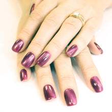 Charger l&#39;image dans la galerie, Evo Colour Edith
DESCRIPTION
Burgundy wine colour with a holographic shine
*Use the Evo magnet to lift and lighten the pigment
Vin bourgogne avec éclat holographique
*Utilise aimant